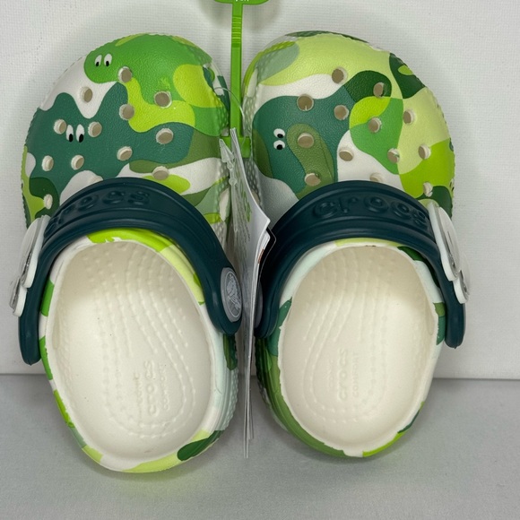 CROCS Toddlers’ Green and White Camo Slippers - Picture 10 of 10
